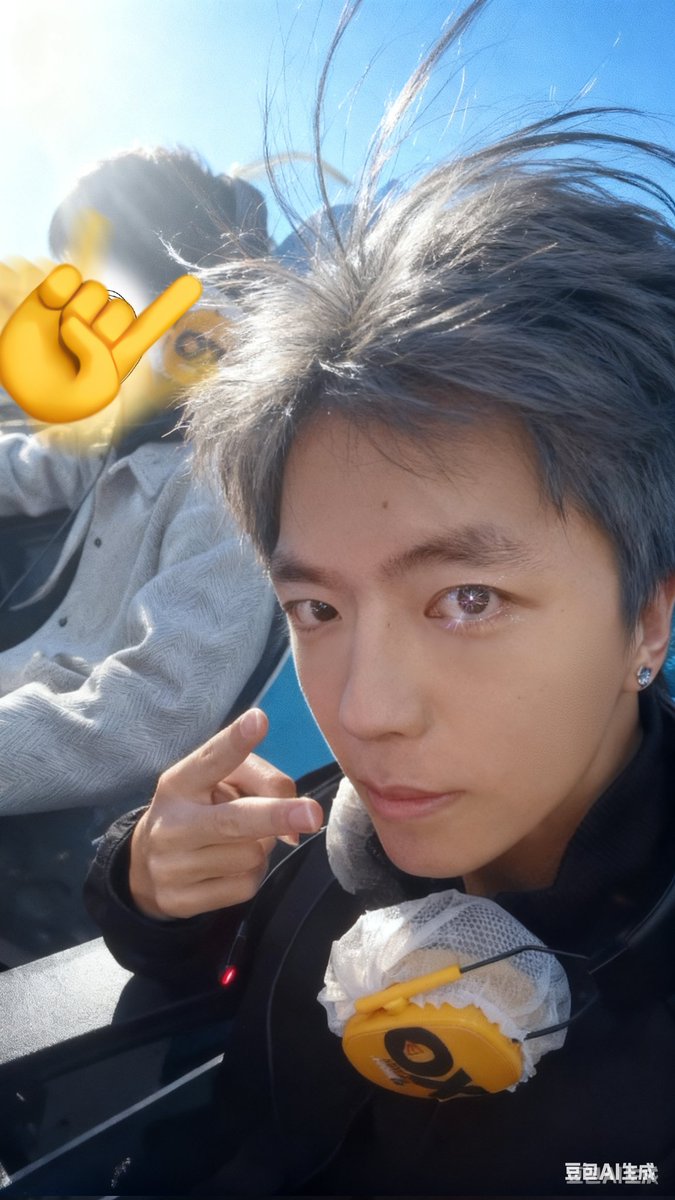 LeeFilmy's tweet photo. 我草让豆包换发色为啥非要给我眼睛加星星啊 #丑 https://t.co/5Dsl48uojp