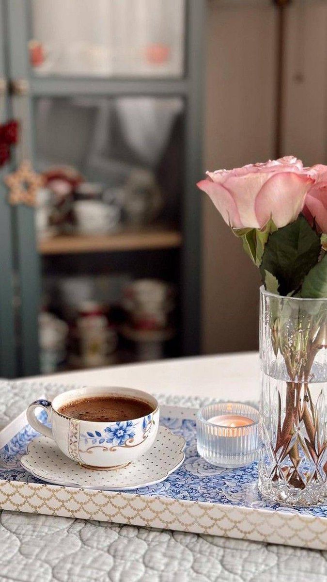 أتمنى ألا تتقاطع طرقي إلا مع أشخاص نظيفين..
لا يقدمون وداً مخلوطاً ولا أذى مقنعاً ولا ألفةً زائفة ولا حديثاً ناعماً في فمه مرارة القصد ووخز التلميح..

⁧ #قهوة_المساء ⁩ ☕
#مسـآء_الخيـٰـر