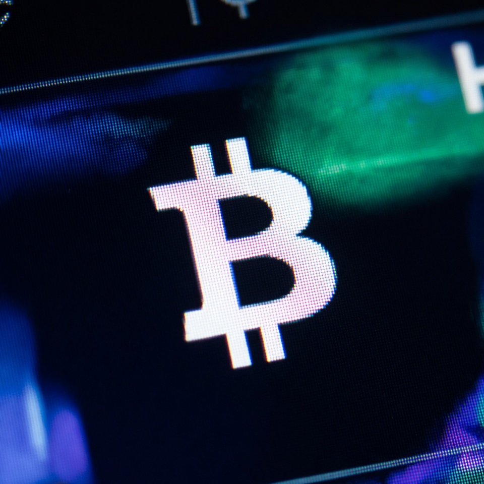 Market stable: Total cap ~$3T, BTC ~$87-90k (+0-2%), ETH ~$3k. Low volatility amid US data waits. #Crypto #Bitcoin #Ethereum
HashKey Group lists on Hong Kong Stock Exchange after raising $206M in IPO, becoming Asia's first public crypto firm. #HashKey #CryptoExchange #HongKong