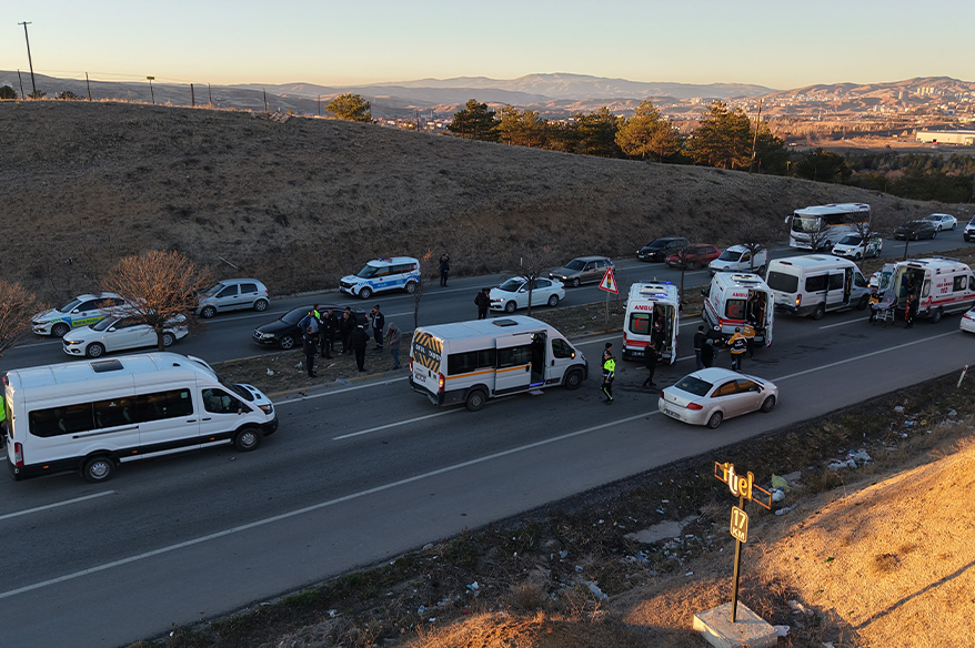 Kırıkkale’de 3 servis aracı çarpıştı: 10 yaralı
iha.com.tr/kirikkale-habe…