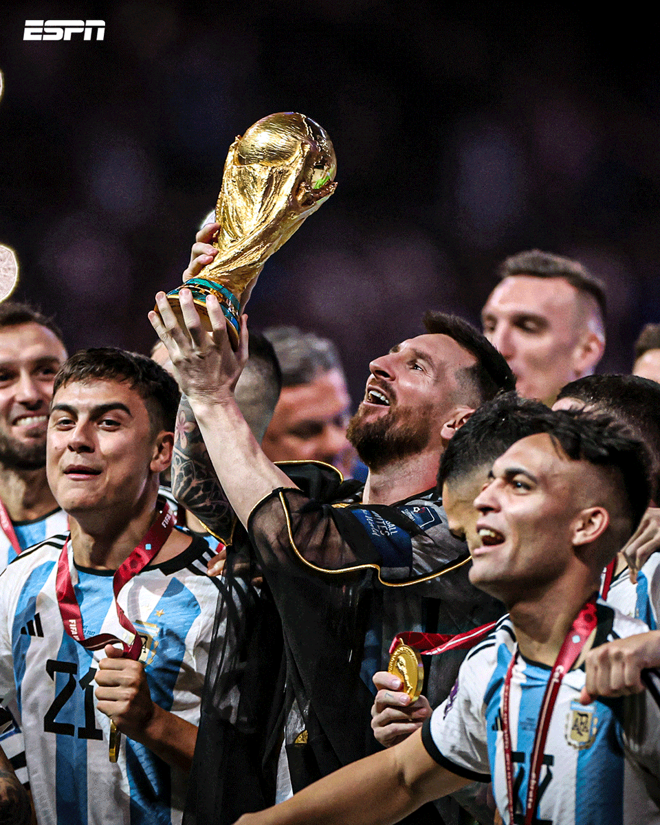 ESPNArgentina's tweet image. ¿Algún día nos cansaremos de ver estas imágenes?

NO.

A 3 años de la consagración de la Selección Argentina de Messi y Scaloni en #Qatar2022.
