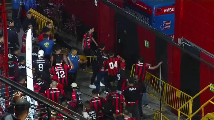 JMR226's tweet photo. @JRowe_07 Bueno, si hablamos de ridículos, esto queda para la historia... https://t.co/GIB4qMerMX