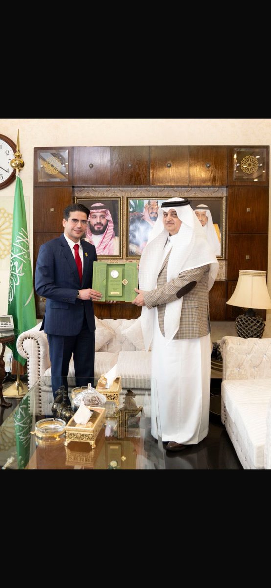 #اسلام_آباد| انطلاقًا لدعم الموظفين المتميزين قدم سعادة سفير #خادم_الحرمين_الشريفين لدى #باكستان الأستاذ/ نواف المالكي، درع التميز الممنوح من صاحب السمو وزير الخارجية الامير فيصل بن فرحان، للأستاذ / عبدالله الذويخ، وذلك لجهوده المتميزة في اداء عمله متمنين له دوام التوفيق والنجاح.