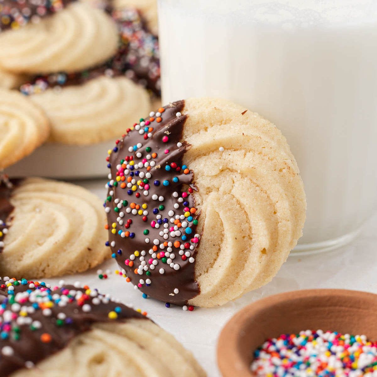 livewellbake's tweet image. Homemade butter cookies are made with just seven simple ingredients. Dip them in chocolate and top with sprinkles to create bakery-worthy cookies! #buttercookies #shortbreadcookies #christmascookies #shortbread buff.ly/dhHFwLS