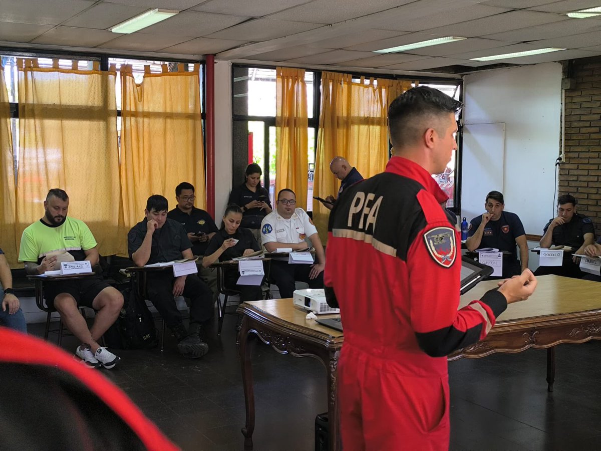 #Ahora el Suboficial Juan José Roger, miembro de nuestra Institución, se encuentra en <a href="/buenosaires/">Buenos Aires</a> participando del curso de Comando Incidentes dictado por la Escuela de Especialidades de la <a href="/PFAOficial/">Policía Federal Argentina</a>.

#BomberosRosario
#NosNecesitamos

<a href="/protcivilstafe/">Secretaría Protección Civil y Gestión de Riesgos</a> <a href="/MinGobiernoSF/">Ministerio de Gobierno e Innovación Pública</a>