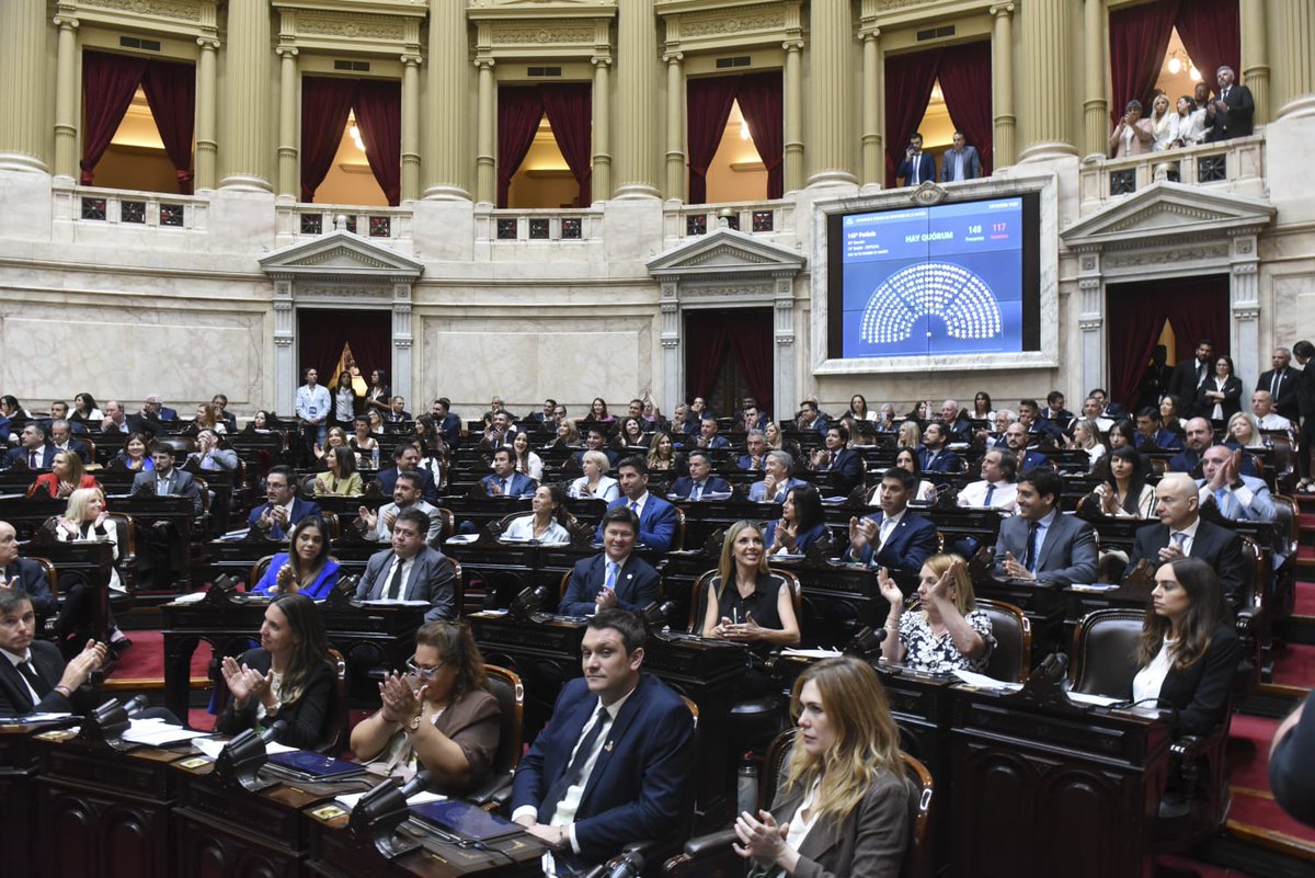 Ya comenzó una sesión histórica en Diputados.

2026 va a ser el año de consolidación del modelo de libertad y cambio del presidente <a href="/JMilei/">Javier Milei</a>. 

Esta Cámara presidida por <a href="/MenemMartin/">Martin Menem</a> aprobará las leyes más reformistas de la historia. 
¡La Libertad Avanza!