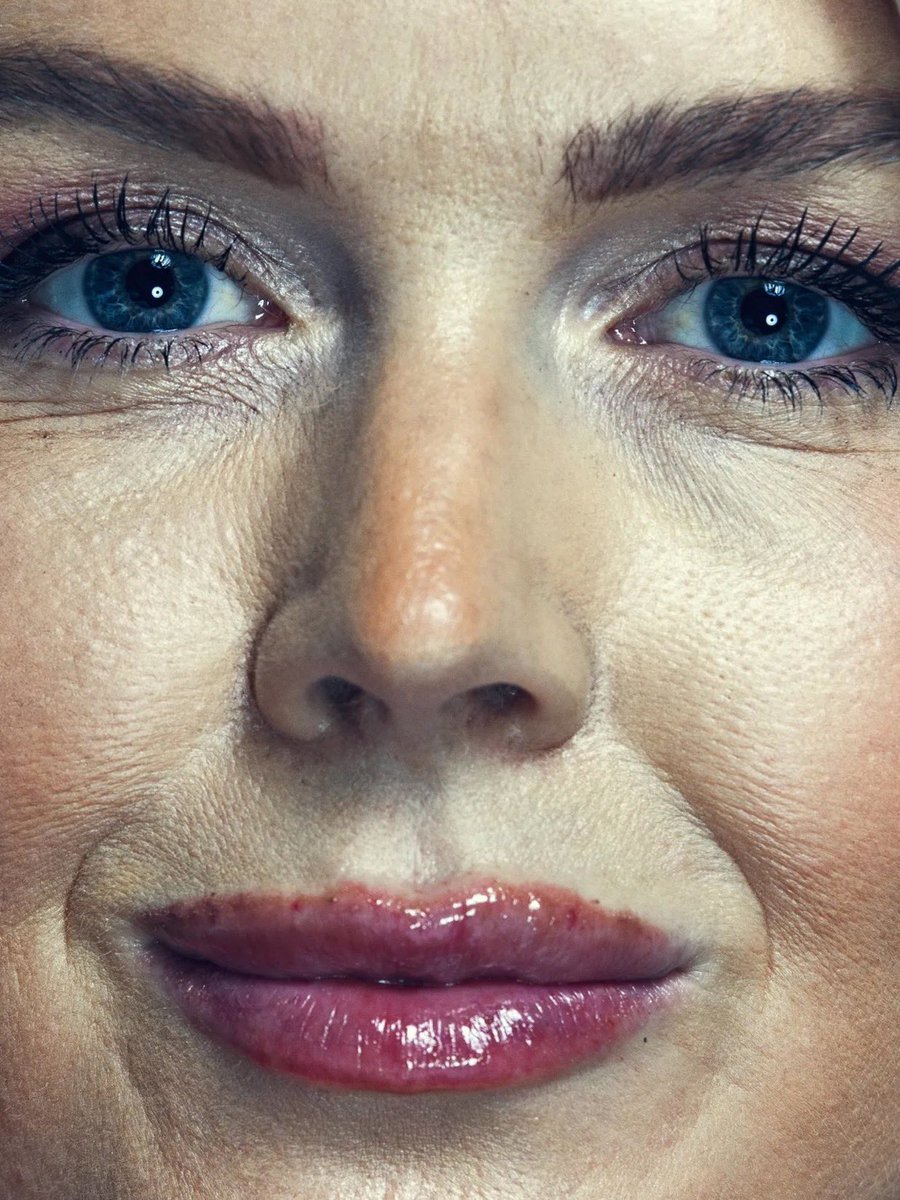 KaskaJessica's tweet image. Karoline Leavitt is 28 years old, I'm 44 in a month &amp;amp; wearing no make up in that picture. 
Hate ages.