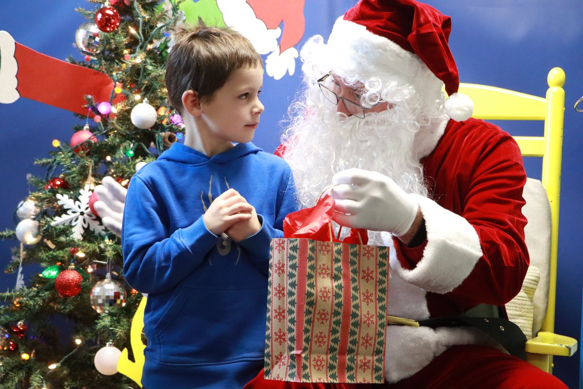LCPSchools's tweet photo. A VERY special visitor stopped by the Little Lions Learning Lab today! 🎅✨ Santa Claus spent time with our Little Lions and even brought a few surprises! 🎁

Safe travels, Santa! ❄️🎄 https://t.co/RK21YaAXdX