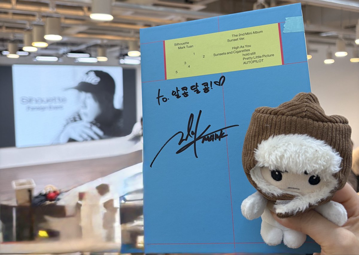 777heartattack's tweet photo. 얼굴 보자마자 묻기도 전에 알콩달콩 말해주는
마크🐰 그러더니 이름말고 저걸로 써줌😍
마크 세상 천사👼 아닐리
@marktuan #MarkTuan_Silhouette https://t.co/4hUuNr5bGR