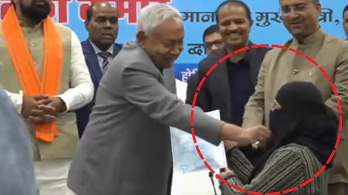 MDABULBASAR13's tweet photo. Shame on you @NitishKumar  you pulling the hijab of a lady is unacceptable. You should apologise for it and be sorry. https://t.co/8jZCZ3edBR