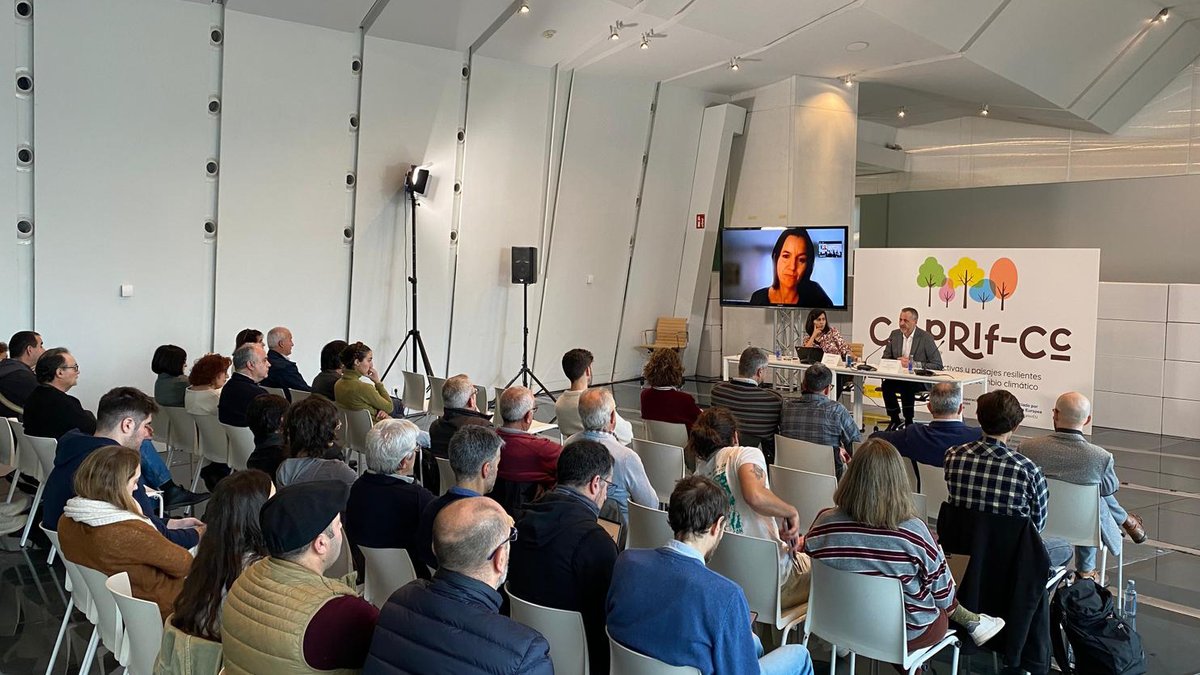 caprifcc's tweet photo. Esta mañá celebramos en Santiago de Compostela a Xornada final do proxecto CAPRIF-CC, na que aproveitamos para resaltar que a xestión comunitaria do monte é clave para crear paisaxes resilientes ao cambio climático e os incendios forestais.

Máis info: https://t.co/uLqY9zb9cS https://t.co/dNNnvir7zZ