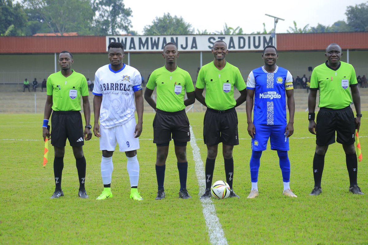 URAFC_Official's tweet photo. #SUPL: The fourth official indicates a minimum of two minutes to end the first half
Mbarara City FC 0-0 URA FC
#URAFC | #OneTeamOneDream | #StartimesUPL | #MBAURA https://t.co/Wg2LWjQnaI
