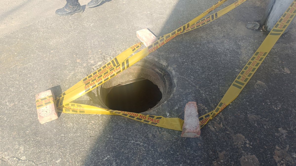 calvo_sur's tweet photo. Señores @ETBsoluciones #SOS favor reponer tapa hurtada en carrera 7a con calle 1 A sur Barrio Calvo Sur. El hueco está en un andén con alto tránsito peatonal. Gracias. https://t.co/OQBohw3bx2