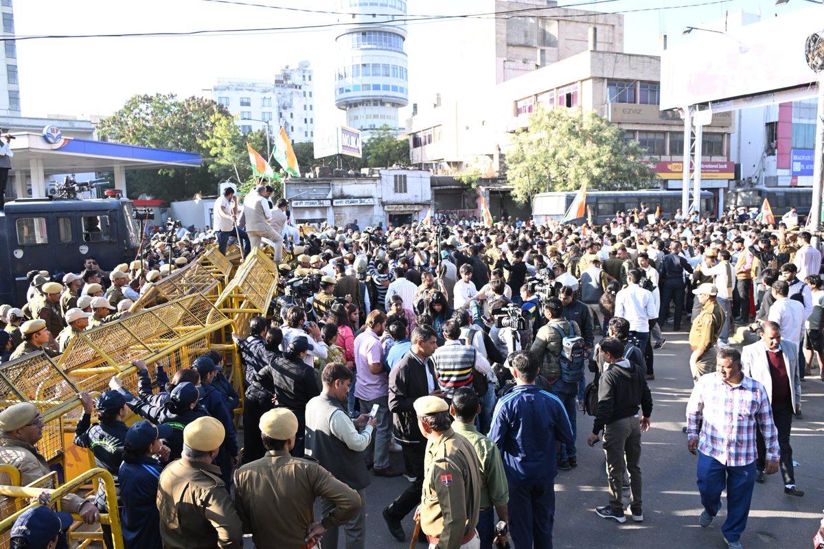 TikaRamJullyINC's tweet image. नेशनल हेराल्ड मामले में भाजपा का षड्यंत्र बेनकाब हो चुका है। केंद्रीय जांच एजेंसियों का दुरूपयोग कर कांग्रेस नेताओं को बदनाम करने की साजिश का पर्दाफाश हो चुका है। जयपुर में आज हमारे प्रदर्शन से डरी हुई भाजपा सरकार ने हमारी आवाज़ दबाने की कोशिश की, लेकिन सच्चाई की जीत हुई है और…