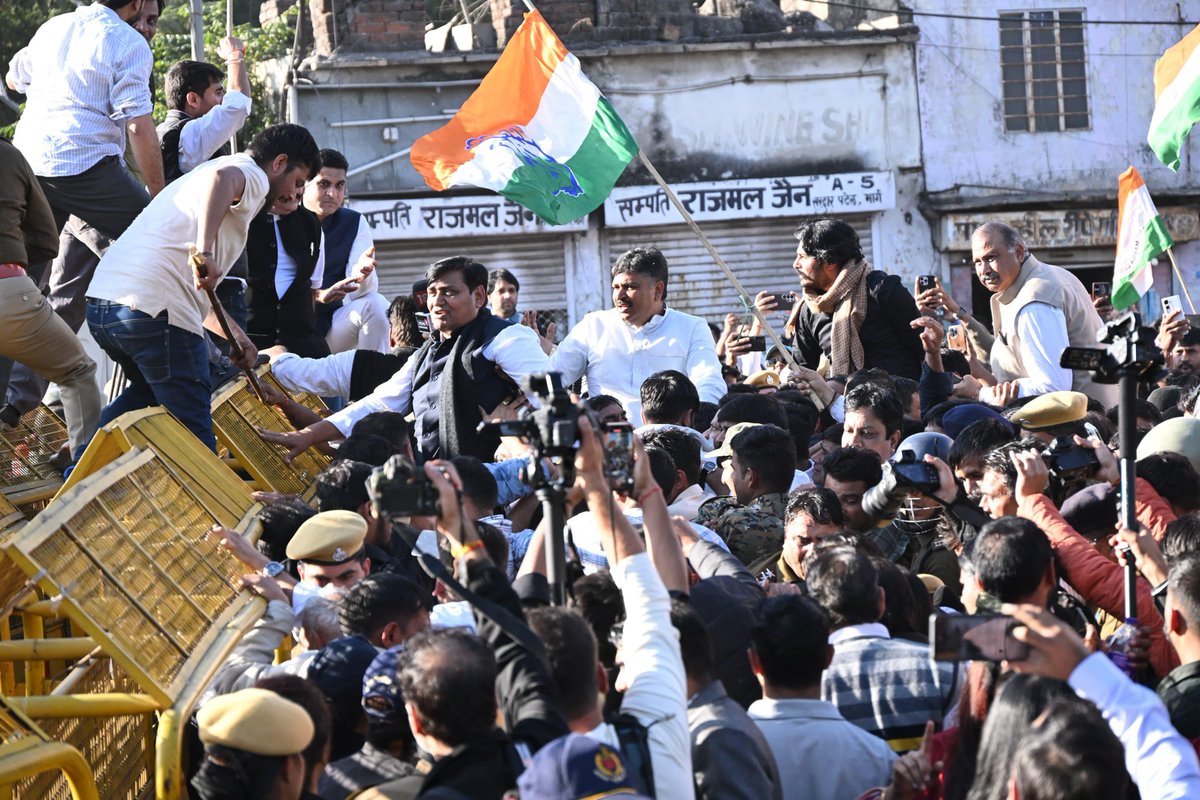 TikaRamJullyINC's tweet image. नेशनल हेराल्ड मामले में भाजपा का षड्यंत्र बेनकाब हो चुका है। केंद्रीय जांच एजेंसियों का दुरूपयोग कर कांग्रेस नेताओं को बदनाम करने की साजिश का पर्दाफाश हो चुका है। जयपुर में आज हमारे प्रदर्शन से डरी हुई भाजपा सरकार ने हमारी आवाज़ दबाने की कोशिश की, लेकिन सच्चाई की जीत हुई है और…