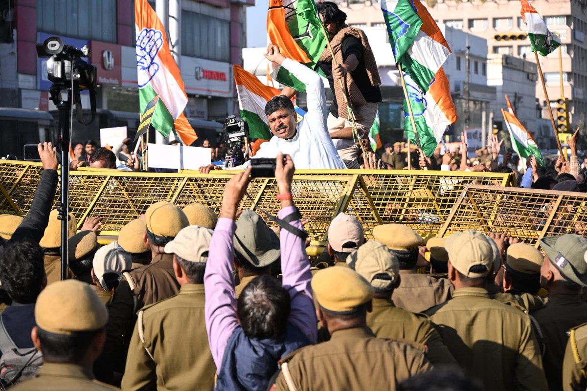 TikaRamJullyINC's tweet image. नेशनल हेराल्ड मामले में भाजपा का षड्यंत्र बेनकाब हो चुका है। केंद्रीय जांच एजेंसियों का दुरूपयोग कर कांग्रेस नेताओं को बदनाम करने की साजिश का पर्दाफाश हो चुका है। जयपुर में आज हमारे प्रदर्शन से डरी हुई भाजपा सरकार ने हमारी आवाज़ दबाने की कोशिश की, लेकिन सच्चाई की जीत हुई है और…