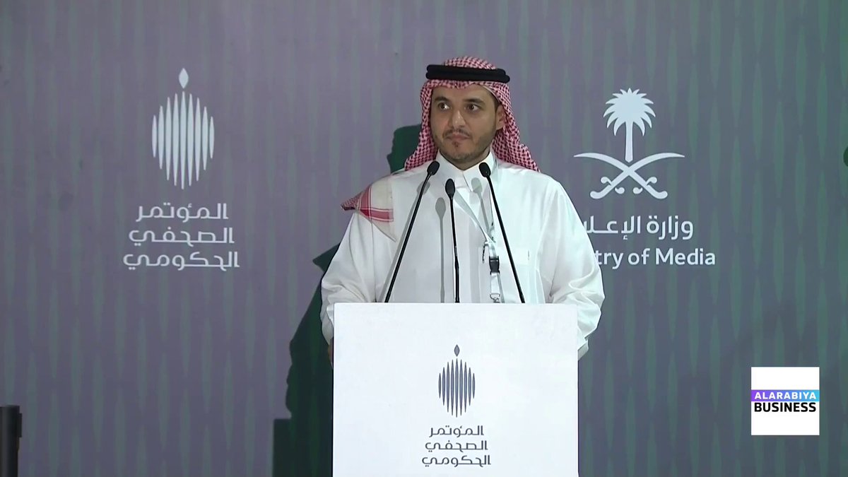 بعد عام صناعي ناجح أعلنت عنه وزارة الصناعة والثروة المعدنية السعودية.. ماذا عن رواد الأعمال والمصانع التي لم يحالفها الحظ وتعثرت؟ وكيف تتعامل الوزارة مع هذه الحالات؟. وزير الصناعة والثروة المعدنية السعودي بندر الخريف يجيب مراسل العربية هاني دندني: دور الوزارة والمنظومة الصناعية هو رفع مستوى التنافسية وتخفيف المخاطر قدر الإمكان. نقدم دعمًا مباشرًا لمواجهة التحديات التي يواجهها المستثمرون في القطاع الصناعي. القرارات الحكومية الأخيرة تعكس جدية دعم القطاع الصناعي ورفع تنافسيته. لدينا إدارة متخصصة في الوزارة تُعنى باستدامة الشركات ومتابعة أوضاع المصانع المتعثرة. نعمل مع الشركات لفهم أسباب التعثر ومعالجة ما يمكن معالجته. في حال نجاح المعالجة يعود المصنع للنشاط.. وإن تعذّر ذلك، يتم تقليل الخسائر وخروج المستثمر بأقل الأضرار 