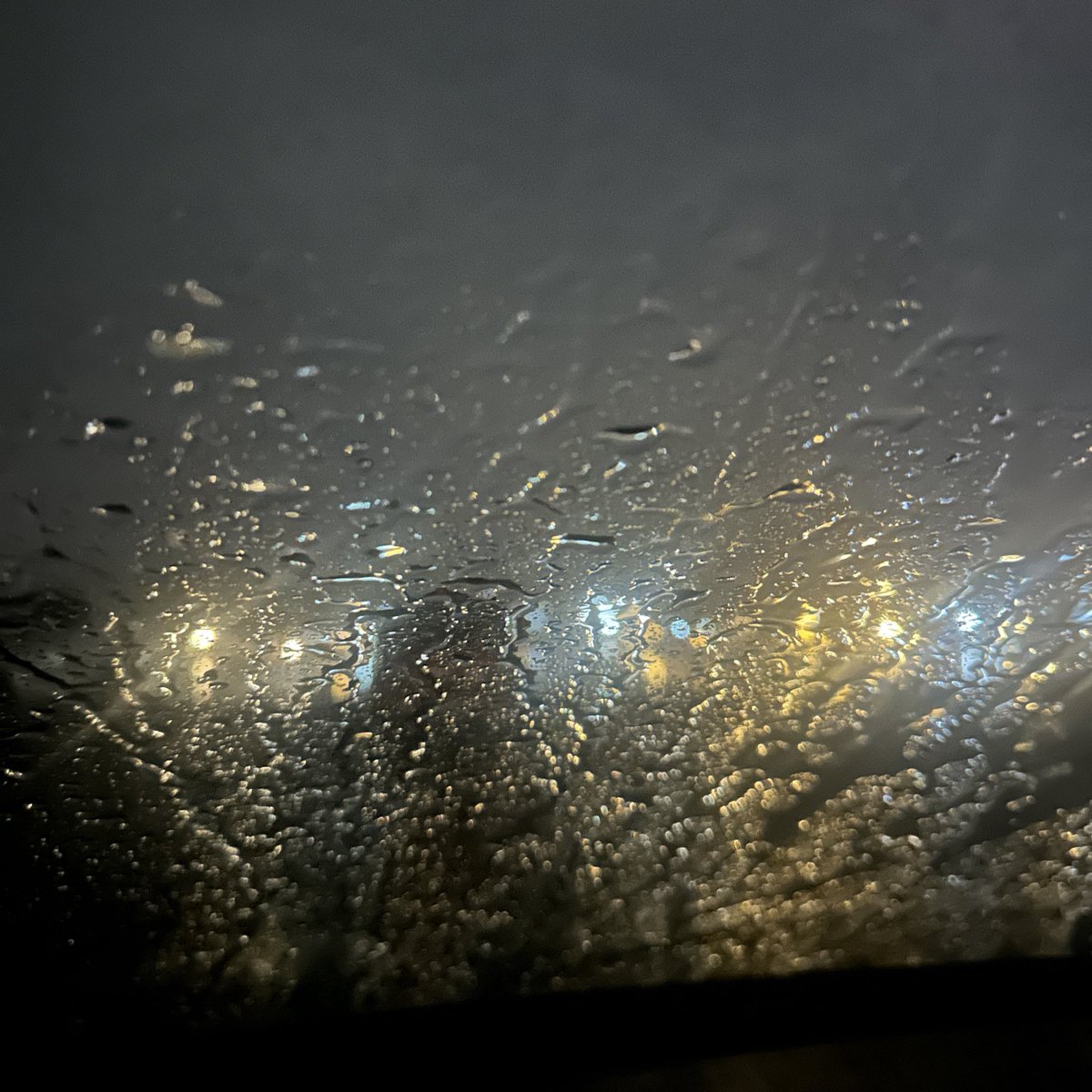 yourdecentguy's tweet image. Patila muna ng ulan. ☺️