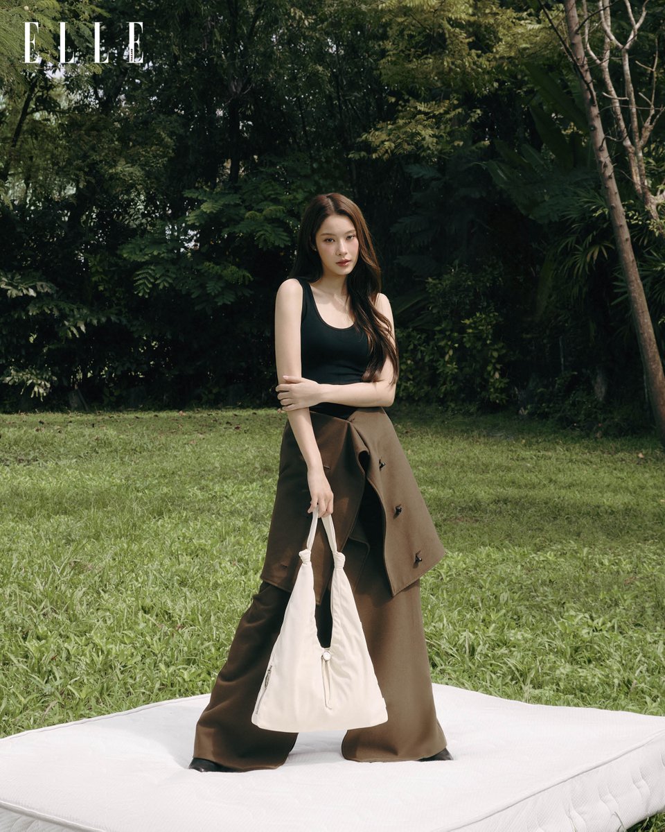 #ELLEDigitalCover เปิดภาพของน้ำตาล ทิพนารี <a href="/NamtanTipnaree/">Namtan.Tipnaree</a> ในแฟชั่นเซ็ตดิจิทัล คัฟเวอร์ ประจำเดือนธันวาคม พร้อมกับกระเป๋ารุ่น Cushy Babe คีย์ไอเท็มจาก #Carlyn คอลเล็กชั่น Fall/Winter 2025 ที่นิยามความเรียบง่ายผ่านพาเลตต์สีเอิร์ธโทน

#ELLEThailand
#NamtanTipnaree