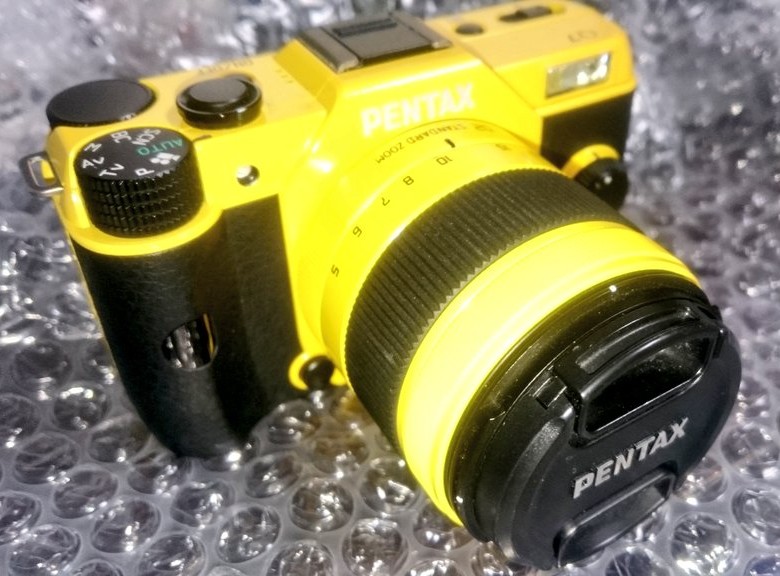 コイツいつもトチ狂った本体カラーのカメラ買ってるな