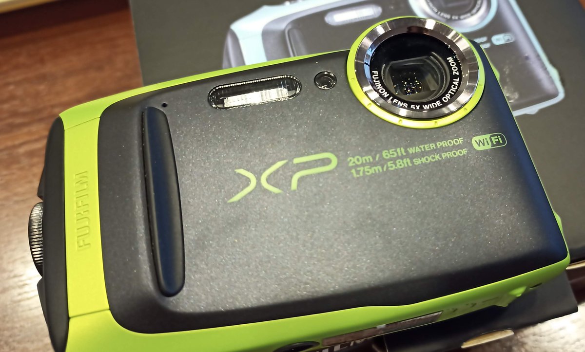 コイツいつもトチ狂った本体カラーのカメラ買ってるな