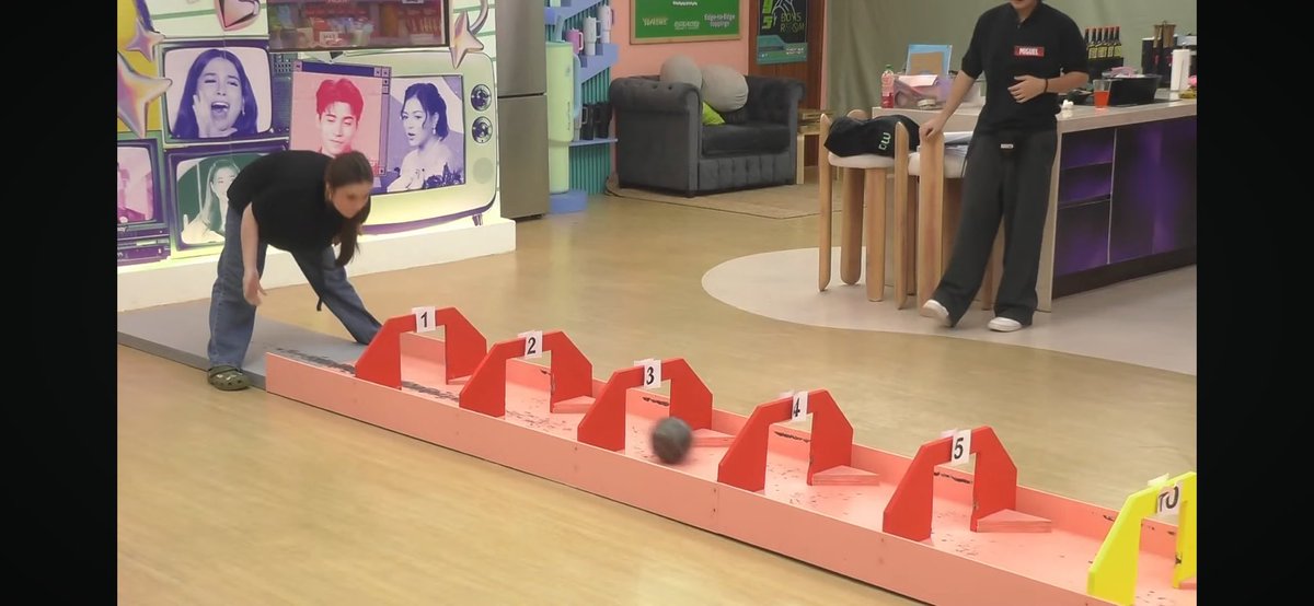 PBBabscbn's tweet photo. Krystal, naka-100 na rin! Nice!!!

#PBBCollab20Carolling https://t.co/ihGXy6v8eW