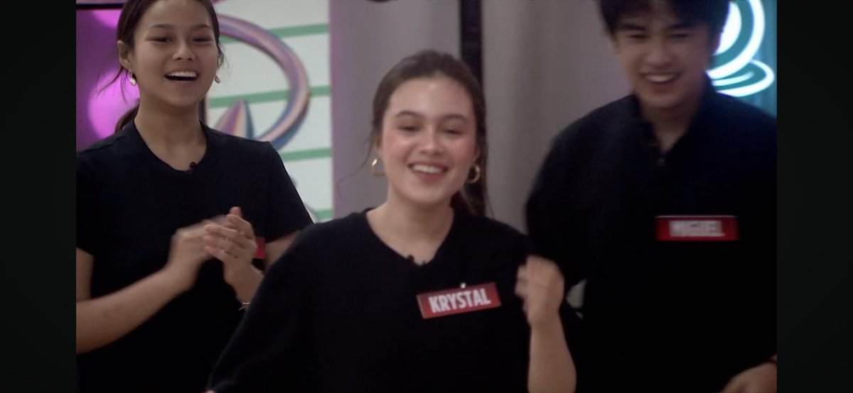 PBBabscbn's tweet photo. Krystal, naka-100 na rin! Nice!!!

#PBBCollab20Carolling https://t.co/ihGXy6v8eW