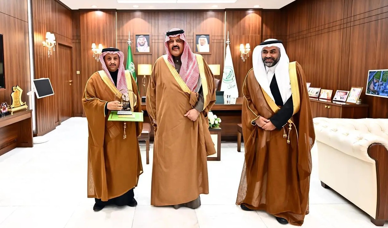 صور .. أمير منطقة حائل يكرم مدرسة سماء المعرفة الأهلية والمعلم د.سلطان العنزي وعدداً من الطلاب والطالبات لتحقيقهم مراكز متقدمة على مستوى المملكة والمستوى العالمي خلال استقباله مدير عام التعليم. 