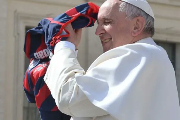 "Presentaron a un político nuevo que se llamaba Adolfo, uno que nadie conocía, no conocían sus raíces ni su convicción y así terminamos. Yo le tengo miedo a los salvadores sin historia. Cuando viene un salvador sin historia, sospechá"

Hoy cumpliría años Francisco 🎂