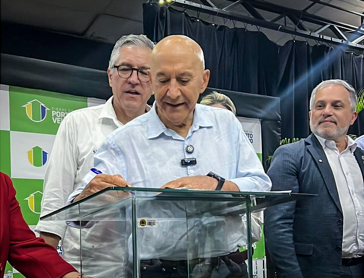 O ato solene, realizado no Teatro Banzeiros marcou a assinatura do contrato de aquisição do hospital que abrigará a nova unidade, consolidando um passo decisivo para a saúde pública, o ensino e a pesquisa na capital rondoniense. senadorconfucio.com.br/hu-de-porto-ve…