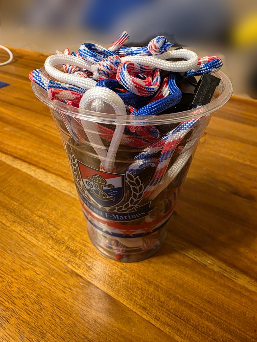 みなトリ祭 で出すこちらのパーカーのひもですがお揃いのファスナーに