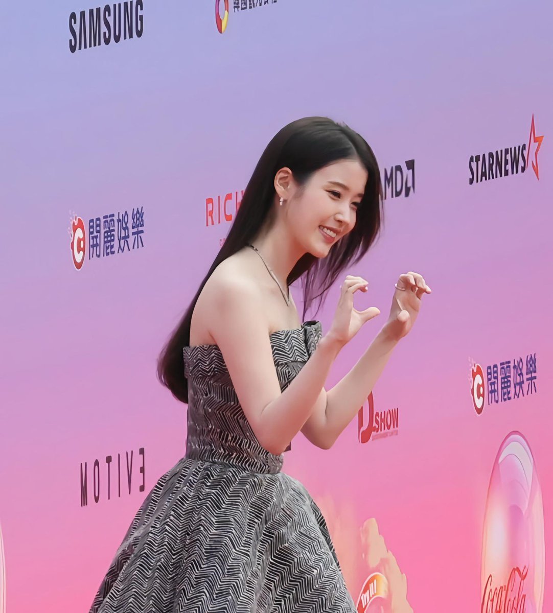 D_l_w_h's tweet photo. IU AAA #AAA #아이유 #이지은 #IU https://t.co/mPRmPfh0A2