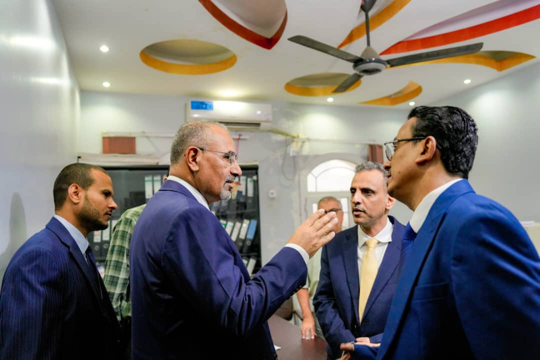 الرئيس الزُبيدي يتفقد سير العمل في وزارة الإدارة المحلية بالعاصمة عدن. تفقد الرئيس القائد عيدروس قاسم الزُبيدي، رئيس المجلس الانتقالي الجنوبي، نائب رئيس مجلس القيادة الرئاسي، اليوم الأربعاء، سير العمل في وزارة الإدارة المحلية بالعاصمة عدن.. واطّلع الرئيس الزُبيدي، من نائب وزير الإدارة المحلية الأستاذ معين محمود، وعددٍ من وكلاء الوزارة ومديري العموم، على مستوى الأداء في ديوان الوزارة وقطاعاتها المختلفة، والجهود المبذولة لإنجاز المهام الموكلة إليها، وآليات التواصل والإشراف على عمل الوحدات الإدارية في السلطات المحلية بالمحافظات.. واستمع الرئيس إلى شرحٍ مفصلٍ حول البرامج والمشاريع التنموية الخاصة بالوحدات الإدارية في المحافظات، والجهود التي بذلتها وزارة الإدارة المحلية بالتنسيق مع المنظمات الدولية لتنفيذ برامج بناء وتأهيل قدرات قيادات السلطات المحلية.. كما 