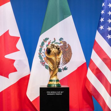 وافق مجلس الفيفا على صندوق جوائز قياسي بقيمة 655 مليون دولار سيتم توزيعه في كأس العالم للرجال 2026 بزيادة 50% مقارنة ببطولة 2022 في قطر. سيحصل بطل البطولة على 50 مليون دولار (بدلًا من 42 مليونًا سابقًا)، بينما ينال الوصيف 33 مليون دولار.. صاحب المركز الثالث سيحصل على 29 مليون دولار، والمركز الرابع على 27 مليون دولار.. الفرق التي تودع من ربع النهائي ستحصل على 19 مليون دولار لكل منتخب.. المنتخبات التي تغادر من دور الـ16 ستحصل على 15 مليون دولار، بينما تنال الفرق التي تخرج من دور الـ32 11 مليون دولار.. المنتخبات التي تفشل في التأهل من دور المجموعات ستحصل على 9 ملايين دولار، إضافة إلى 1.5 مليون دولار لكل منتخب متأهل إلى كأس العالم كمصاريف تحضيرية.. AdamCrafton 