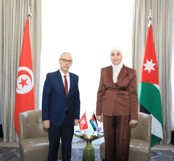 وزيرة التنمية الاجتماعية تبحث تعزيز التعاون العربي مع قطر وتونس في عمان 