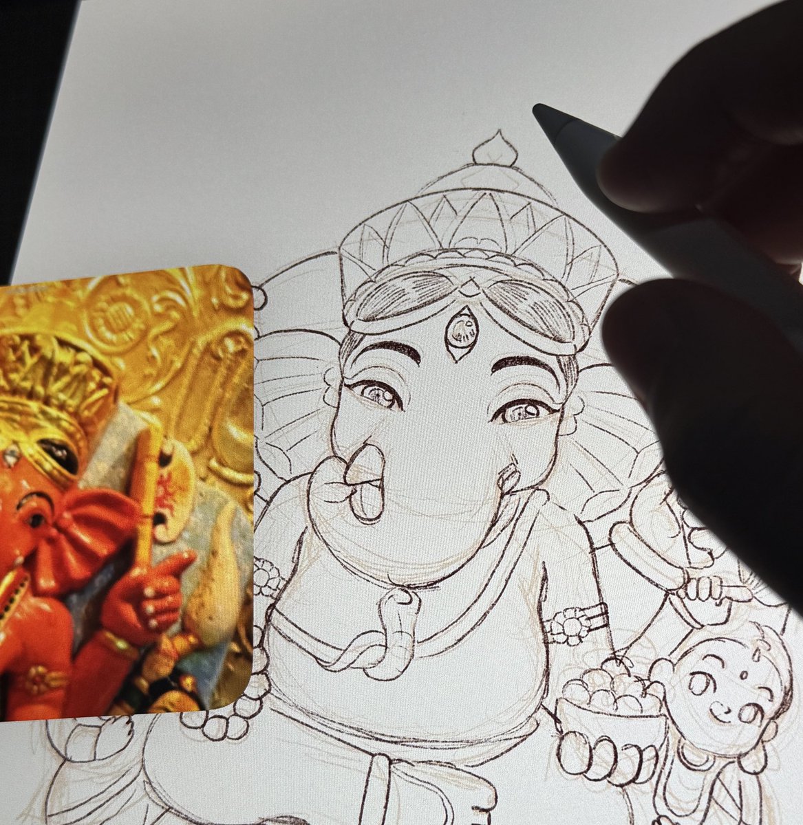 piecebypeacho's tweet image. ตอนวาดให้แอคโอมคเณศปังๆแรกๆ ได้รับภาพมายังไม่รู้ว่าท่านคือองค์ไหน วันนี้นั่งคิดๆ เออความบังเอิญไม่มีหรอกเนาะ และก็ได้รู้จักท่าน ตอนนั่งมองหิ้งตัวเองก็มี 🤔

องค์นั้นคือองค์สิทธิวินายัก แห่งมุมไบ
องค์สีแดง องค์ไม่ใหญ่มาก แต่วัดท่านคนมหาศาลเว่อร์ หลายที่มาบอกท่านคือองค์ประธานของโลก…