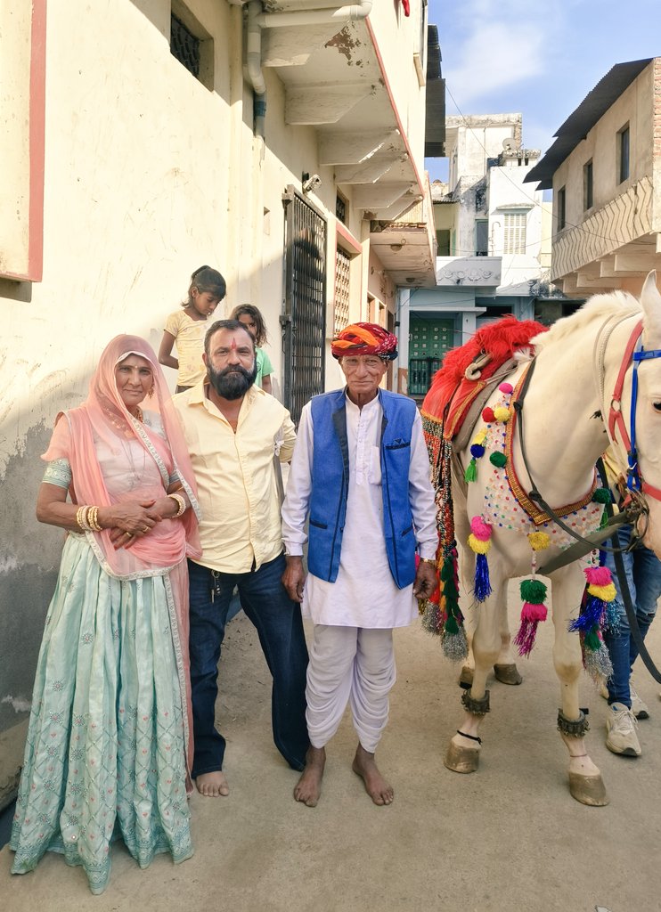 Jatt_Singham's tweet photo. हालात चाहे कितने भी मुश्किल हों,
अगर हौसले ज़िंदा हैं तो जीत तय होती है।” 
राम राम सा 🙏 मां बापू के साथ https://t.co/N5hLhM9403