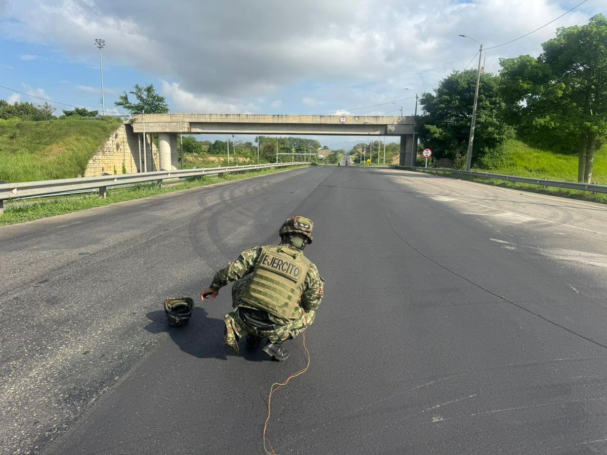 #Cesar A esta hora, soldados del grupo EXDE del Batallón Ricaurte adelantan labores de neutralización de un artefacto explosivo instalado en el intercambiador de Aguas Claras, en el municipio de Aguachica, Cesar.

La zona permanece acordonada como medida preventiva para proteger