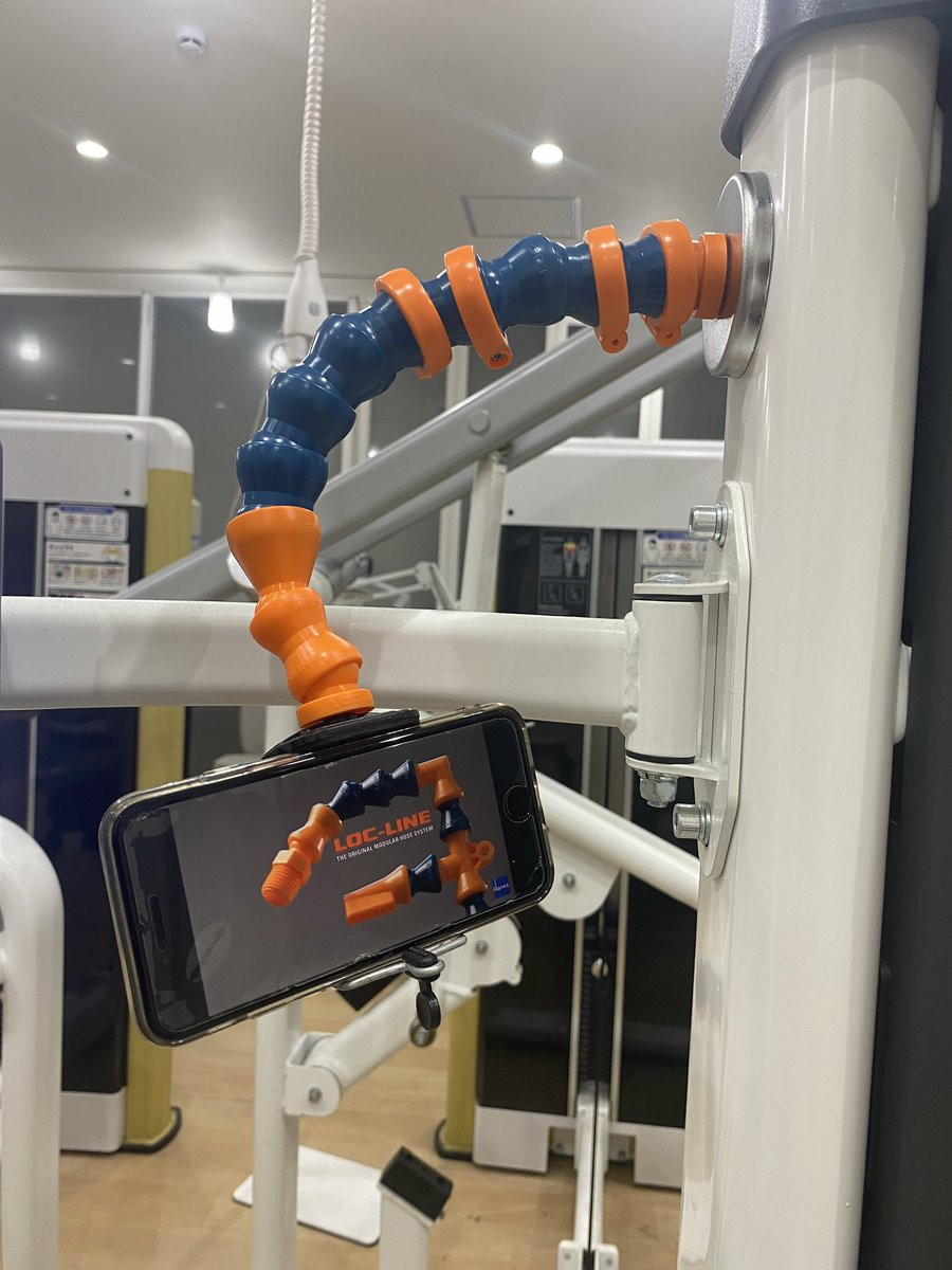 DynamicToolsDT's tweet image. ジムでも大活躍するLOC-LINE。
運動しながらちょうど良い位置でYouTubeが見られます。
柔軟性と丁度いい保持力を兼ね備えたLOC-LINE
クーラントを出す事以外にも色んな用途に使えます。

#ロックライン 
#ジムトレ
#スマホホルダー