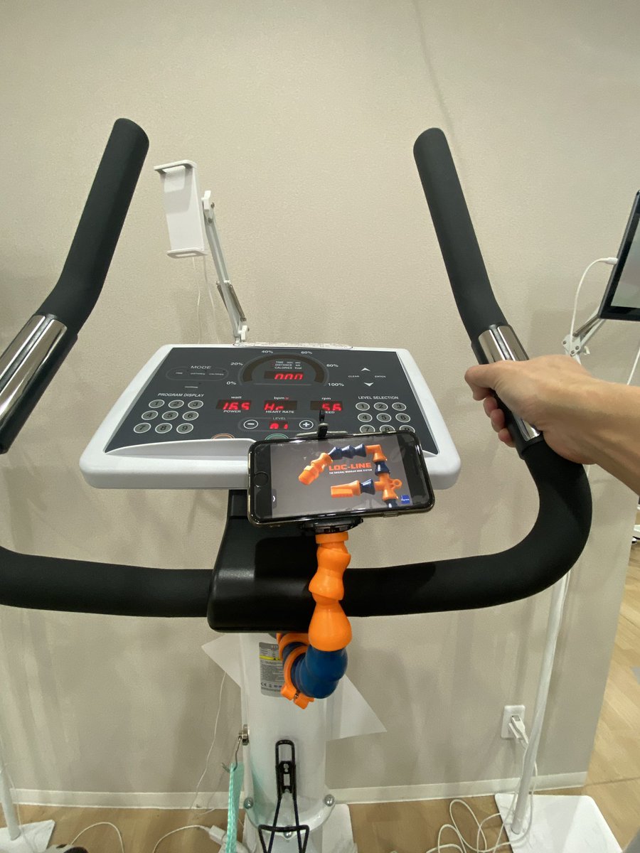 DynamicToolsDT's tweet image. ジムでも大活躍するLOC-LINE。
運動しながらちょうど良い位置でYouTubeが見られます。
柔軟性と丁度いい保持力を兼ね備えたLOC-LINE
クーラントを出す事以外にも色んな用途に使えます。

#ロックライン 
#ジムトレ
#スマホホルダー