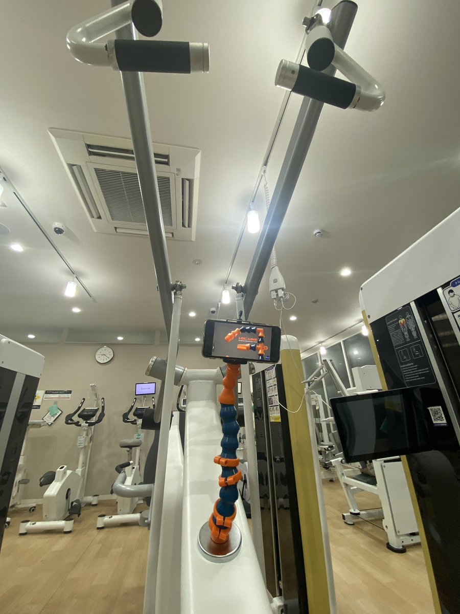 DynamicToolsDT's tweet image. ジムでも大活躍するLOC-LINE。
運動しながらちょうど良い位置でYouTubeが見られます。
柔軟性と丁度いい保持力を兼ね備えたLOC-LINE
クーラントを出す事以外にも色んな用途に使えます。

#ロックライン 
#ジムトレ
#スマホホルダー