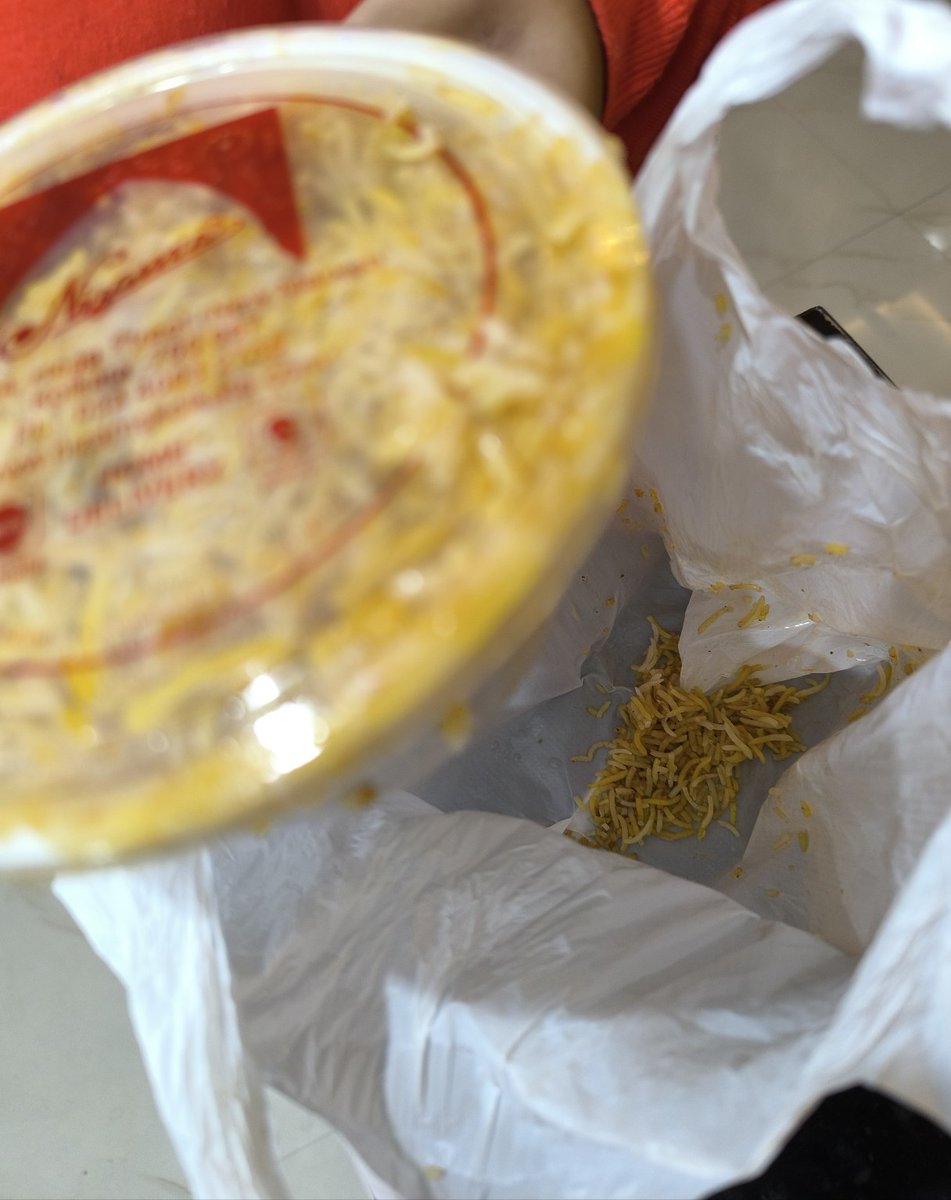 SapRis11's tweet photo. @zomatocare This is regarding my order#7593088837 where there was spillage of items. The container was not sealed, the outer carry bag plastic was dirty and unsealed as well. This is really disgusting that delivery partner doesn't check if restaurant is following basic standards. https://t.co/HU8uaxb5MW