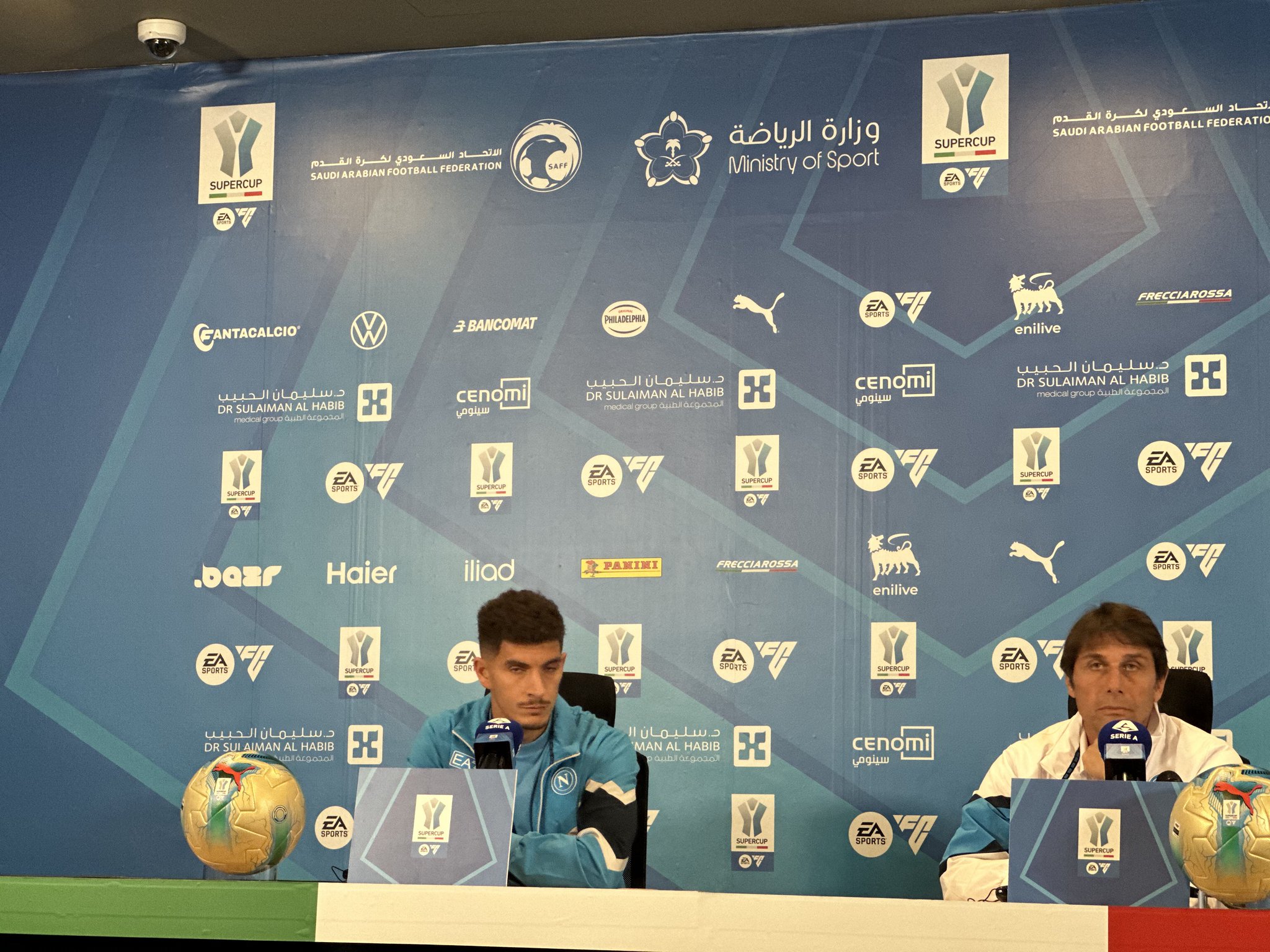 دي لورينزو لاعب فريق نابولي في المؤتمر الصحافي: - بالنسبة للدور هذا يعتمد على المدرب.. وأنا على الاستعداد باللعب في أي مركز - حدث ما حدث في المباريات السابقة.. لكن غداً لدينا الرغبة للفوز وحصد اللقب. #نابولي_ميلان 