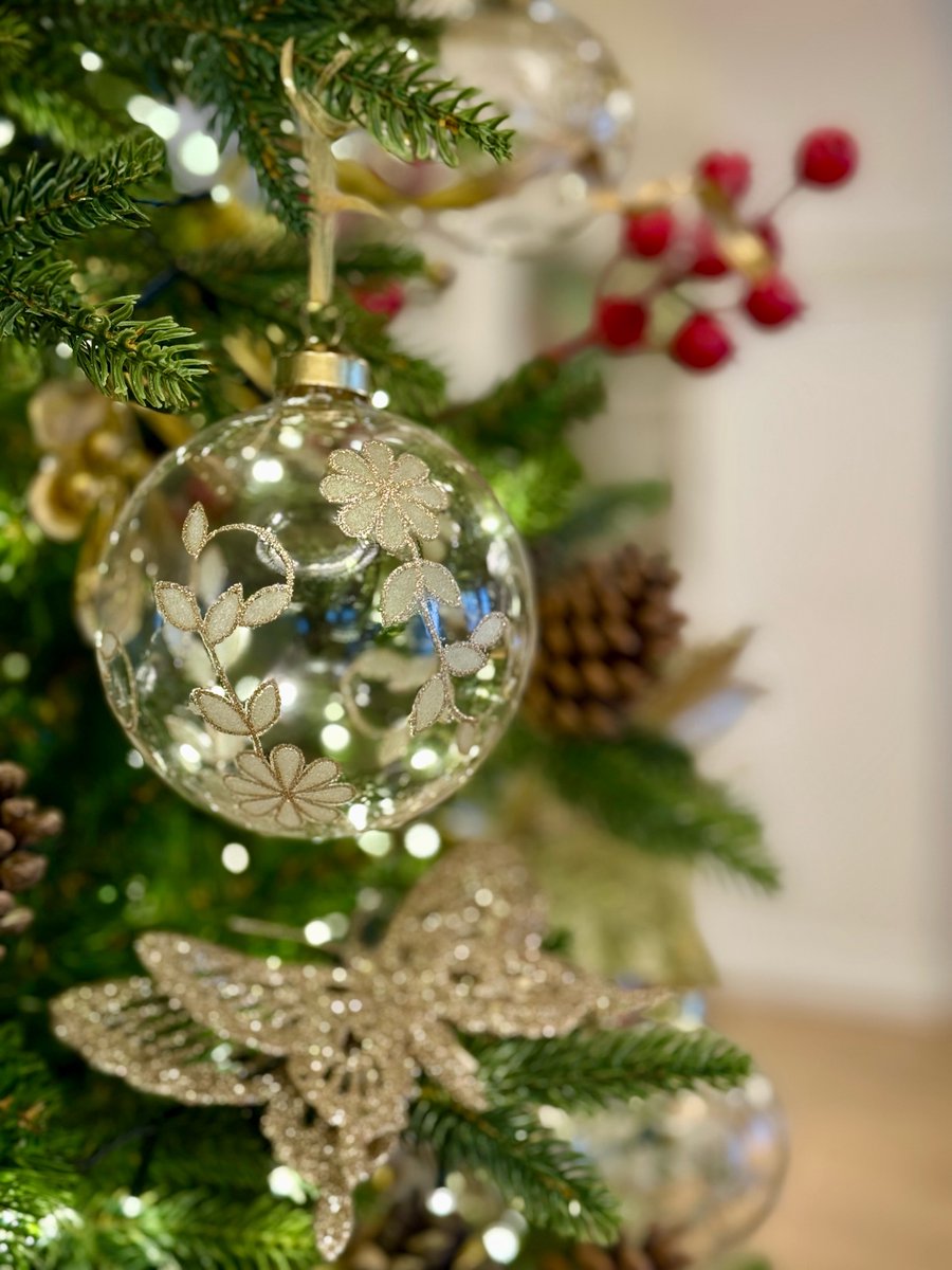 Decorations inside and out at Meliá London Kensington, next to <a href="/PulbrookG/">Pulbrook & Gould Flowers London</a> showroom on the Gloucester Road. Welcoming garlands, a grand tree in the foyer, a glittering berry-adorned wreath over one mantelpiece, with apple-filled foliage over the other. It certainly feels festive.