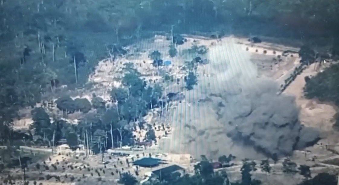 OSINTWarfare's tweet photo. The Chanthaburi–Trat Border Defense Command (CBDC), in coordination with the Trat Marine Infantry Special Task Force, detected the deployment of elite Bodyguard Headquarters (BHQ) soldiers of the Royal Cambodian Armed Forces (RCAF) in the Nong Ri area near Sam Rang Village, Trat Province. The force was accompanied by approximately four to five vehicles associated with high-ranking officials, believed to constitute a command post of senior officers directing frontline combat operations.

The Royal Thai Navy (RTN) subsequently coordinated with the Royal Thai Air Force (RTAF) to employ air power against the target. Following this, the Trat Marine Infantry Special Task Force used drone-delivered mortars to strike and destroy the military objective, resulting in its complete neutralization.