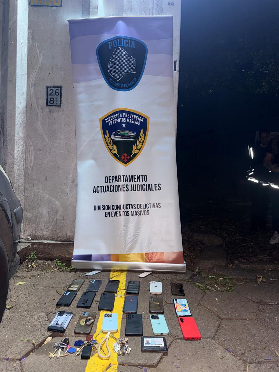 gabrieliezzi's tweet photo. *Limp Bizkit*

*La Policía de la Ciudad detuvo a un ladrón con trece celulares robados durante recital de Limp Bizkit en Parque Sarmiento*

El operativo de control que montó la Policía de la Ciudad en el Parque Sarmiento por el recital de la banda Limp Bizkit, permitió detener a un ladrón con trece celulares robados.

El procedimiento estuvo a cargo de la Dirección de Prevención Eventos Masivos de la Policía de la Ciudad.

Al término del recital, al que asistieron más de 12 mil espectadores, varios denunciaron que les habían robado el celular, por lo cual se realizó un cacheo en las salidas del parque, durante el cual un sujeto, al ver la situación buscó volver a ingresar al predio.

Ante ello, los efectivos del Departamento de Actuaciones Judiciales de la Policía de la Ciudad, ubicados en ese sector, interceptaron al sospechoso y al ser requisado le hallaron 13 celulares.

Se trata de un hombre de 39 años con domicilio en Lanús, quien fue trasladado a la Comisaría Vecinal 12 A, quedando detenido a disposición del Juzgado Nacional en lo Criminal y Correccional 24, a cargo del Dr. Alfredo Godoy, Secretaría del 131 del Dr. Sebastián Martín Álvarez Herrero.
