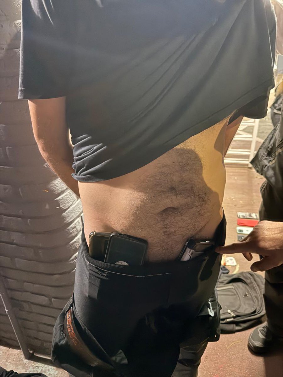gabrieliezzi's tweet photo. *Limp Bizkit*

*La Policía de la Ciudad detuvo a un ladrón con trece celulares robados durante recital de Limp Bizkit en Parque Sarmiento*

El operativo de control que montó la Policía de la Ciudad en el Parque Sarmiento por el recital de la banda Limp Bizkit, permitió detener a un ladrón con trece celulares robados.

El procedimiento estuvo a cargo de la Dirección de Prevención Eventos Masivos de la Policía de la Ciudad.

Al término del recital, al que asistieron más de 12 mil espectadores, varios denunciaron que les habían robado el celular, por lo cual se realizó un cacheo en las salidas del parque, durante el cual un sujeto, al ver la situación buscó volver a ingresar al predio.

Ante ello, los efectivos del Departamento de Actuaciones Judiciales de la Policía de la Ciudad, ubicados en ese sector, interceptaron al sospechoso y al ser requisado le hallaron 13 celulares.

Se trata de un hombre de 39 años con domicilio en Lanús, quien fue trasladado a la Comisaría Vecinal 12 A, quedando detenido a disposición del Juzgado Nacional en lo Criminal y Correccional 24, a cargo del Dr. Alfredo Godoy, Secretaría del 131 del Dr. Sebastián Martín Álvarez Herrero.