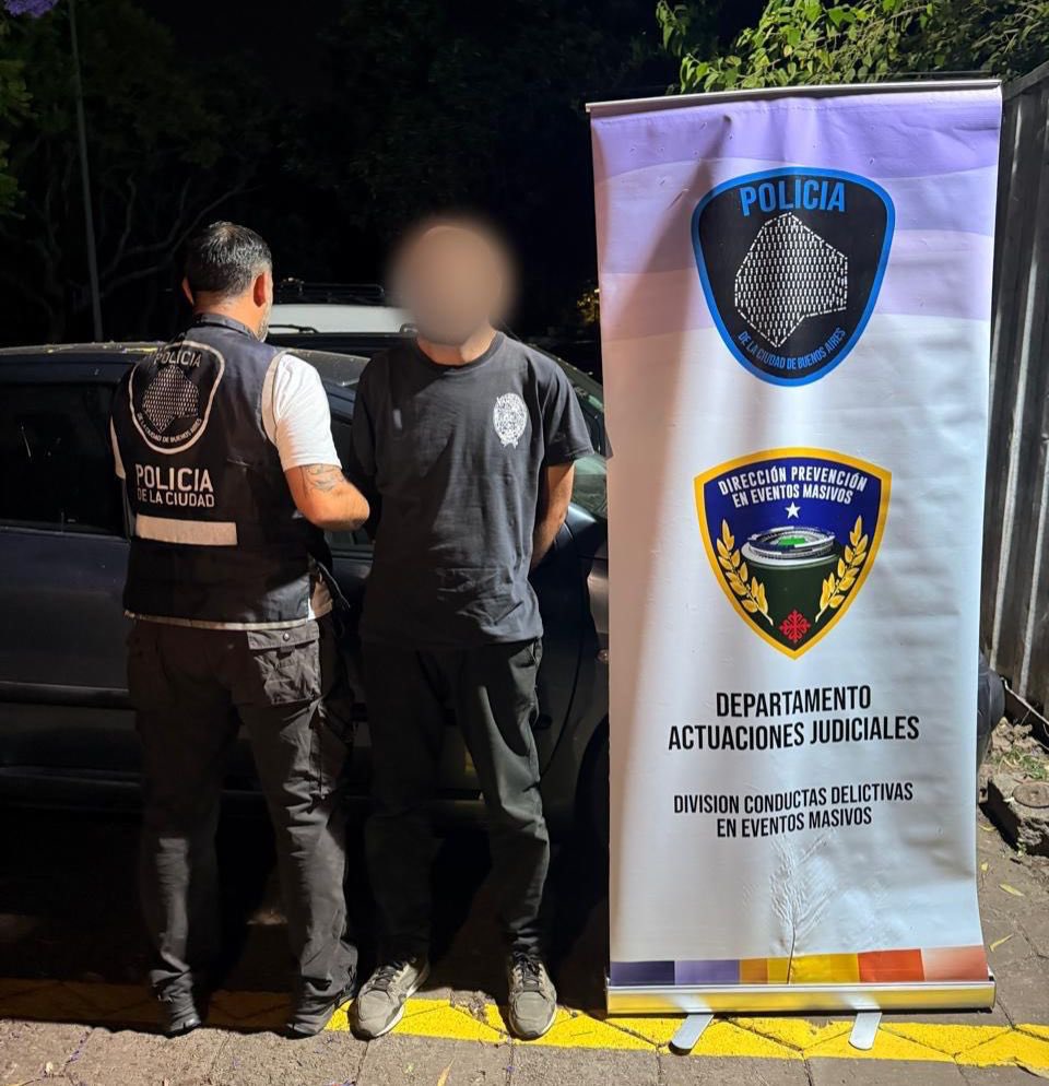 gabrieliezzi's tweet photo. *Limp Bizkit*

*La Policía de la Ciudad detuvo a un ladrón con trece celulares robados durante recital de Limp Bizkit en Parque Sarmiento*

El operativo de control que montó la Policía de la Ciudad en el Parque Sarmiento por el recital de la banda Limp Bizkit, permitió detener a un ladrón con trece celulares robados.

El procedimiento estuvo a cargo de la Dirección de Prevención Eventos Masivos de la Policía de la Ciudad.

Al término del recital, al que asistieron más de 12 mil espectadores, varios denunciaron que les habían robado el celular, por lo cual se realizó un cacheo en las salidas del parque, durante el cual un sujeto, al ver la situación buscó volver a ingresar al predio.

Ante ello, los efectivos del Departamento de Actuaciones Judiciales de la Policía de la Ciudad, ubicados en ese sector, interceptaron al sospechoso y al ser requisado le hallaron 13 celulares.

Se trata de un hombre de 39 años con domicilio en Lanús, quien fue trasladado a la Comisaría Vecinal 12 A, quedando detenido a disposición del Juzgado Nacional en lo Criminal y Correccional 24, a cargo del Dr. Alfredo Godoy, Secretaría del 131 del Dr. Sebastián Martín Álvarez Herrero.