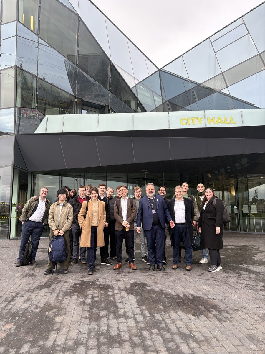 jackwbrown's tweet image. Perfect end to our @thestrandgroup London governance module this year - across to City Hall for an excellent session with Deputy Mayor @howarddawber discussing the mayoralty today.

Some of the class then celebrated with a ‘flight’ on the cable car🚠 👋