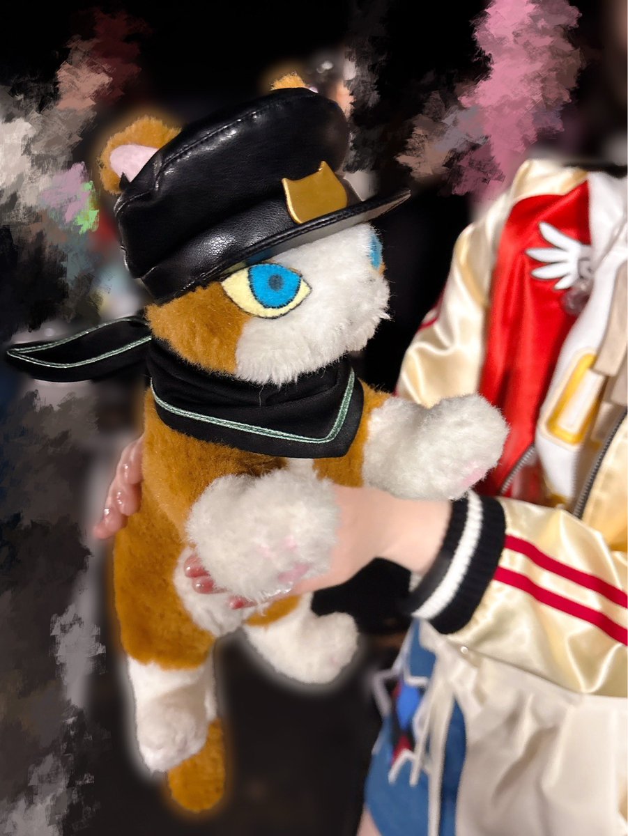 「純情Midnight伝説」2番のパートで一緒に踊らせていただいたにゃこさん🐈🐾
紅井朱雀さんから特別にお預かりして、あーやと一緒にお写真を撮らせていただきました🥰

なんとキュートで凛々しいお姿…😍
にゃこさんファンの皆様、お納めください✨✨

 #アイマスMOIW2025_day2